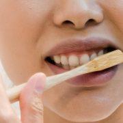 تنظيف الأسنان