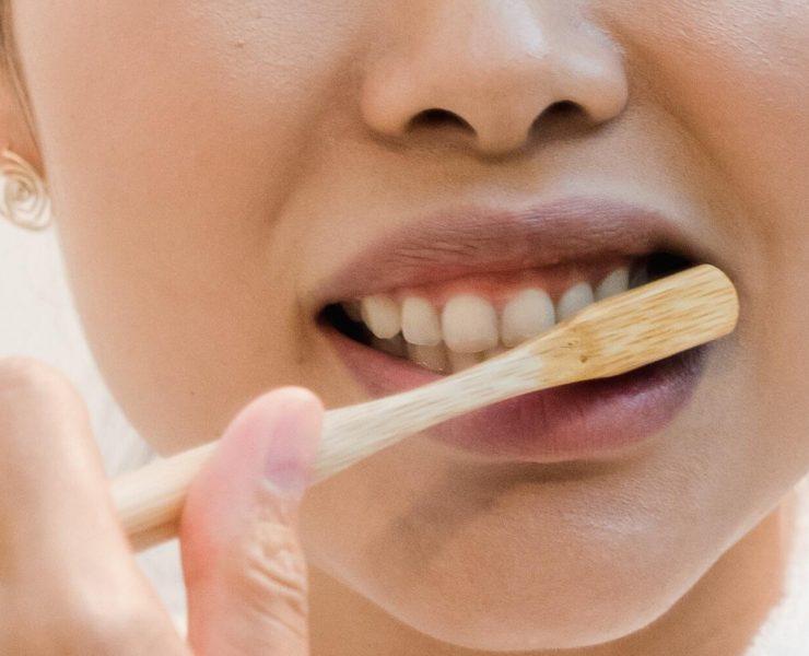 تنظيف الأسنان