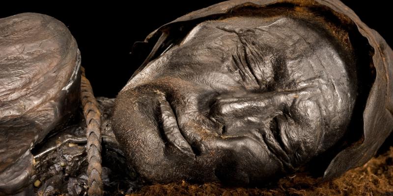 مومياء تولوند البالغة من العمر 2400 عام وأخذ بصمات أصابعه بسبب حفظها الجيد مومياء تولوند