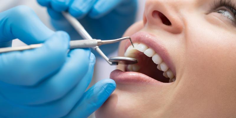 طبيب الأسنان