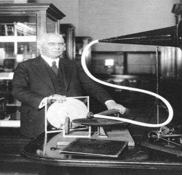 اختراع الميكرفون