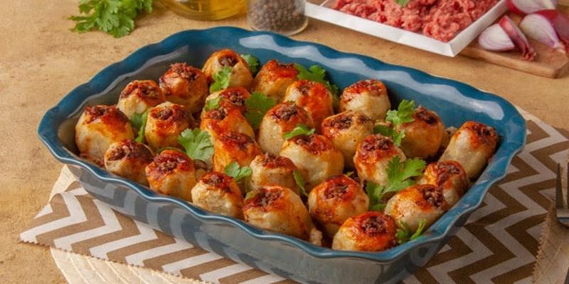 حضري البطاطس المحشية مع صلصة الطماطم الشهية البطاطس المحشية