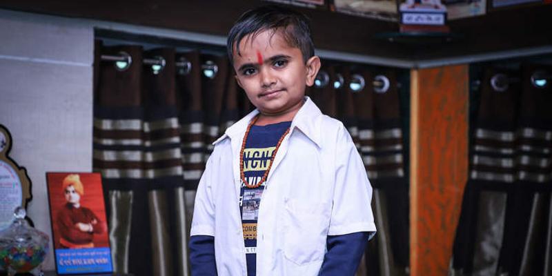 تعرف على جانيش بارايا..أقصر طبيب في العالم طبيب