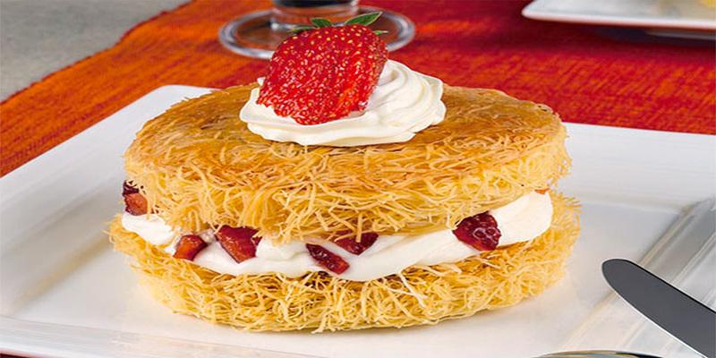 حضري الكنافة بالقشطة والفراولة الكنافة