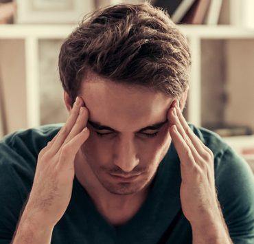 أشخاص يتسلقون جدار المدرسة لتمرير أوراق الغش للطلاب خلال الامتحان في الهند الصداع