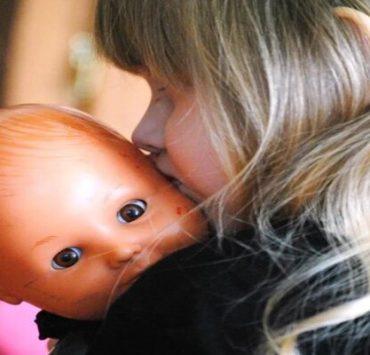 الدمى والأطفال