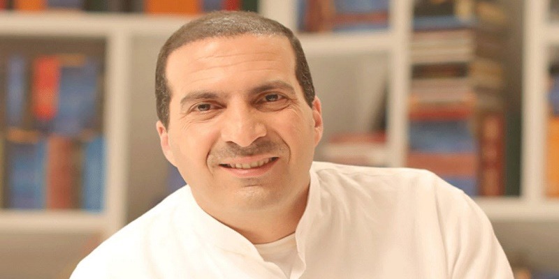 على علاقة بفتاة يهودية .. حكاية “تريند” صحفي في بدايات ظاهرة عمرو خالد عمرو خالد