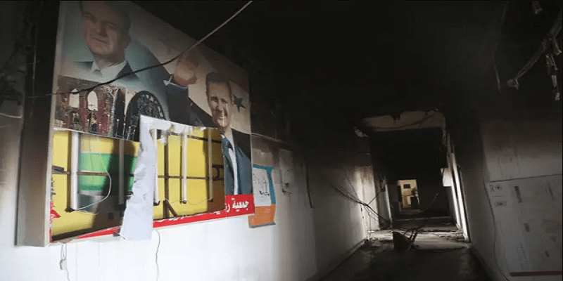 صورة حافظ الأسد وبشار في السجون السورية