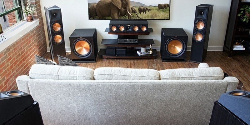 دليل ترتيب سماعات المسرح المنزلي للوصول إلى أفضل تجربة استماع ممكنة