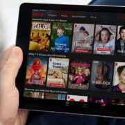 شاهد ما تفضل وقتما تشاء ... تعرف على كيفية تحميل الأفلام من نتفليكس