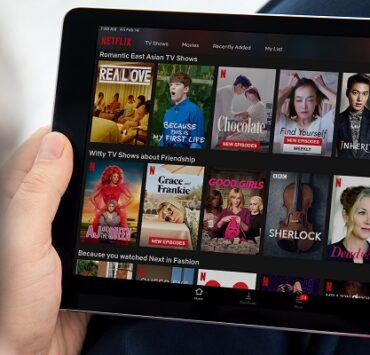 شاهد ما تفضل وقتما تشاء ... تعرف على كيفية تحميل الأفلام من نتفليكس