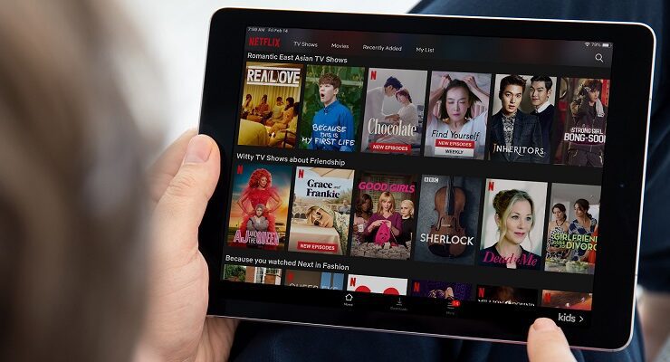 شاهد ما تفضل وقتما تشاء ... تعرف على كيفية تحميل الأفلام من نتفليكس