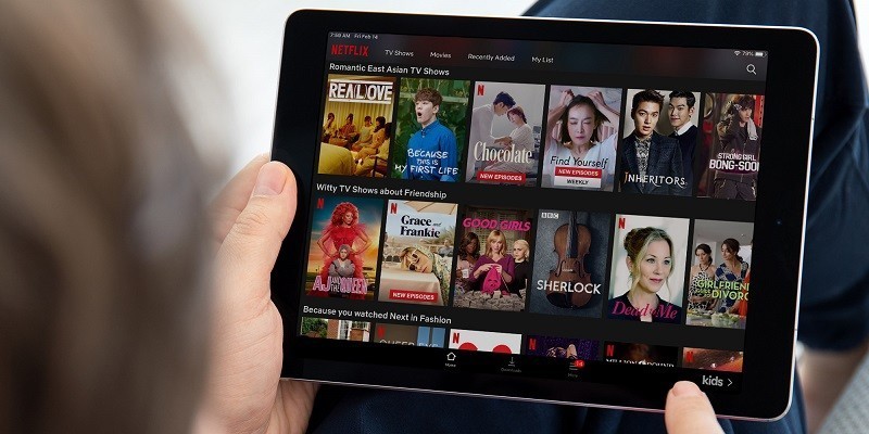 شاهد ما تفضل وقتما تشاء ... تعرف على كيفية تحميل الأفلام من نتفليكس