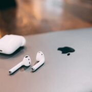 كيف يمكنك تنظيف سماعة AirPods وحافظة الشحن الخاصة بها دون تعرضهما للتلف
