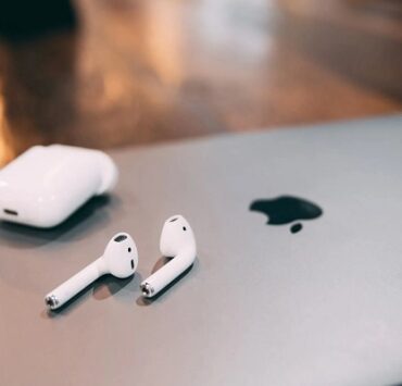 كيف يمكنك تنظيف سماعة AirPods وحافظة الشحن الخاصة بها دون تعرضهما للتلف