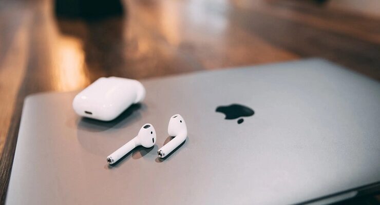 كيف يمكنك تنظيف سماعة AirPods وحافظة الشحن الخاصة بها دون تعرضهما للتلف
