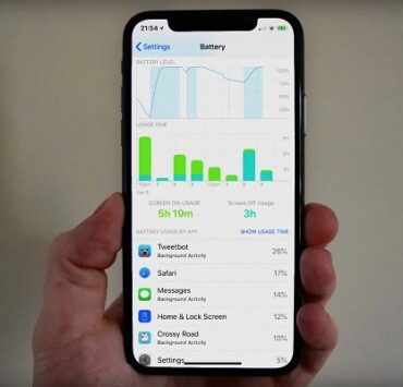 إيقاف اتصالات 4G/LTE من السبل والطرق التي يمكن من خلالها زيادة عمر بطارية الايفون لمدة ملحوظة، ولكن هذا الخيار قد يؤثر بالطبع على تجربة استخدام للهاتف حيث يعن التوقف عن استقبال الرسائل أو استخدام التطبيقات التي تعتمد على الإنترنت، لذا يمكنك الاعتماد عليها في حالة عدم توافر تغطية شبكة في المكان الذي توجد فيه، أو في حالة ما إن كنت لا ترغب استخدام الإنترنت خلال هذه الفترة. يمكن إيقاف الاتصال عبر LTE/4G من خلال Control Center بالضغط على الأيقونة الخضراء أعلى اليسار، كما يمكن إيقافه أيضًا من خلال الإعدادات Settings ثم Cellular ثم أيقاف مختلف الخدمات التي تعتمد على الشبكة مثل Data Roaming، كما يمكن أيضًا وقف الاتصال اشبكي لكل تطبيق على حدا لإجباره على الاتصال بالشبكة مع توافر شبكة واي-فاي فقط.